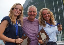 Ulf Lehmann freut sich mit Helena und Luise Wanser über Junioren-EM-Bronze im 470er