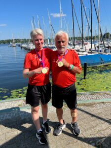 Johanna Heins und Christian Bodler haben bei den Weltspielen in Level 2 die Goldmedaille gewonnen. In Level 2 steuert der Athlet das Boot und der Unified Partner bedient die Segel und darf nicht ins Ruder greifen.