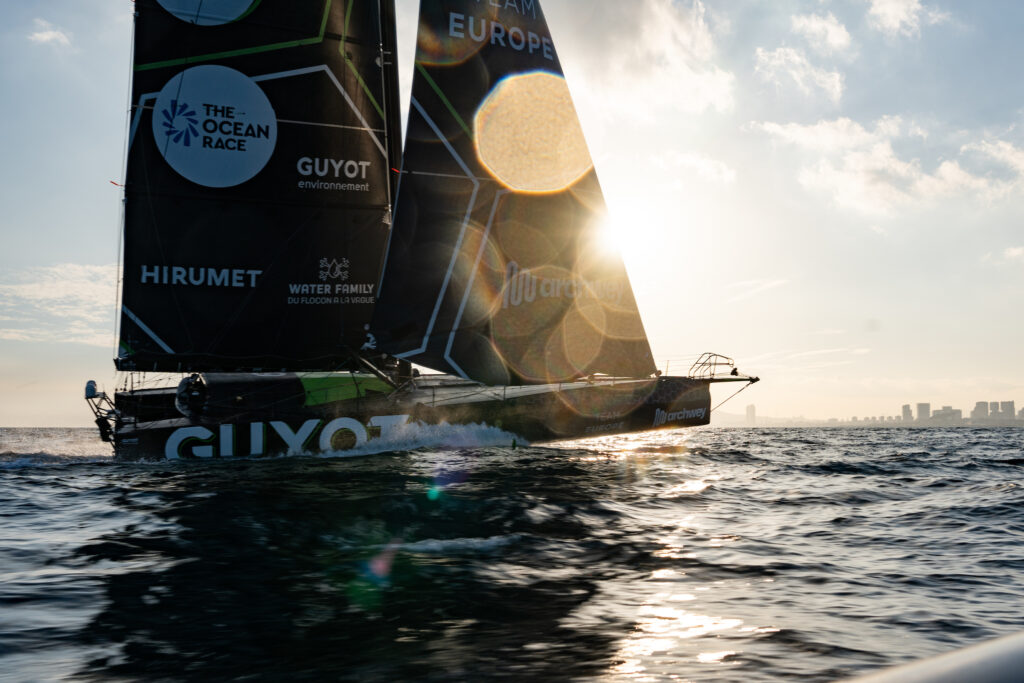 Robert Stanjek und Phillip Kasüske starten mit dem Team Guyot - Environnement zum Weltrennen. Foto: Sailing Energy/TOR