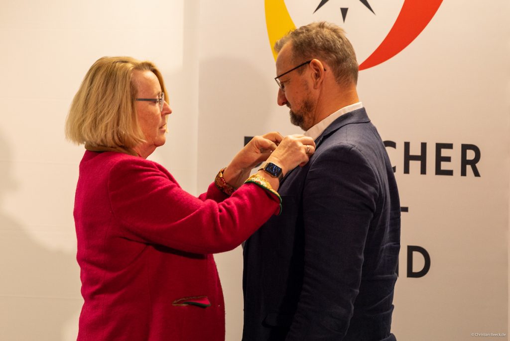DSV-Präsidentin Mona Küppers verlieh die goldene Ehrennadel an Torsten Haverland