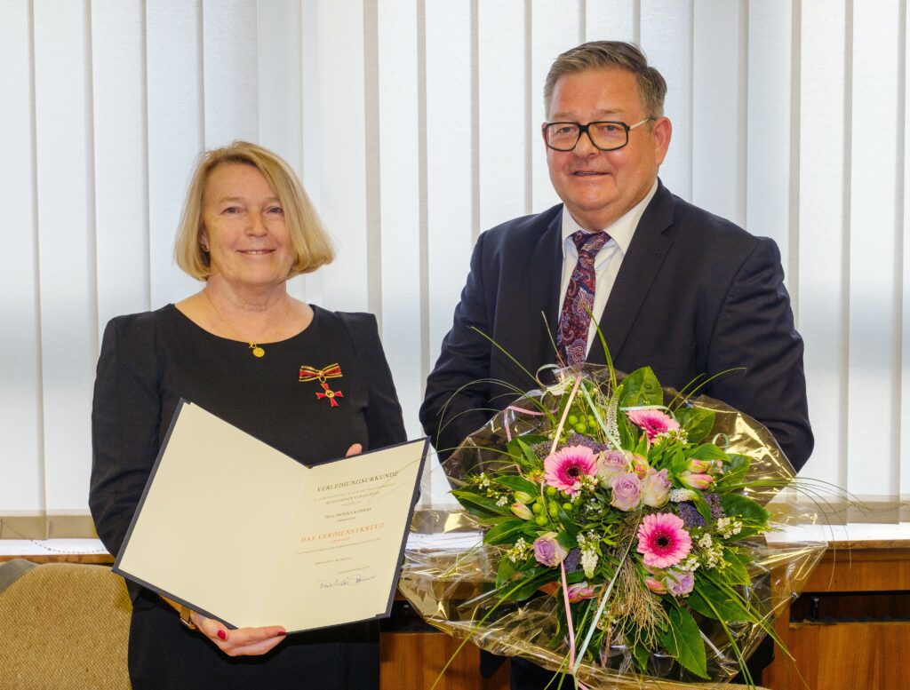 Mona Küppers erhielt das Bundesverdienstkreuz am Bande vom Oberhausener Bürgermeister Werner Nakot. Foto: Stadt Oberhausen 