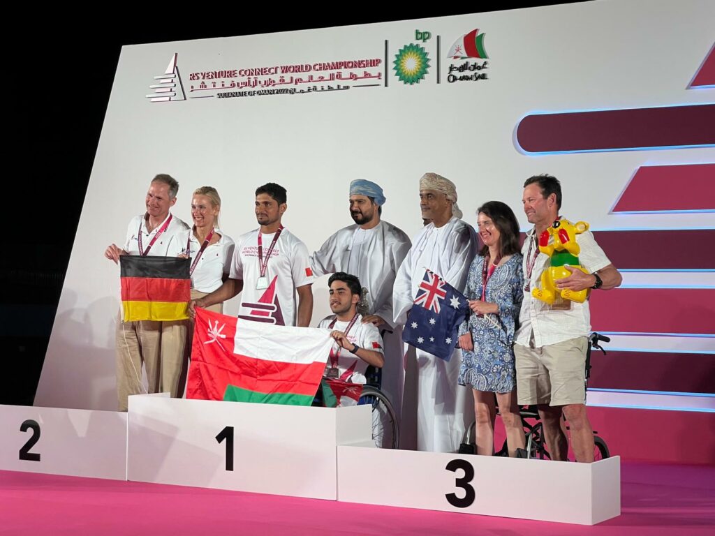 Das Podium in der Open-Wertung: 1. Platz für Sultan Al Wahaibi und Ahmed Al Balushi (Oman), 2. Platz für Jens Kroker und Sabine Kroker-Hohmann, 3. Platz für Genevieve Wickham und Grant Alderson (Australien). Foto: Oman Sail 