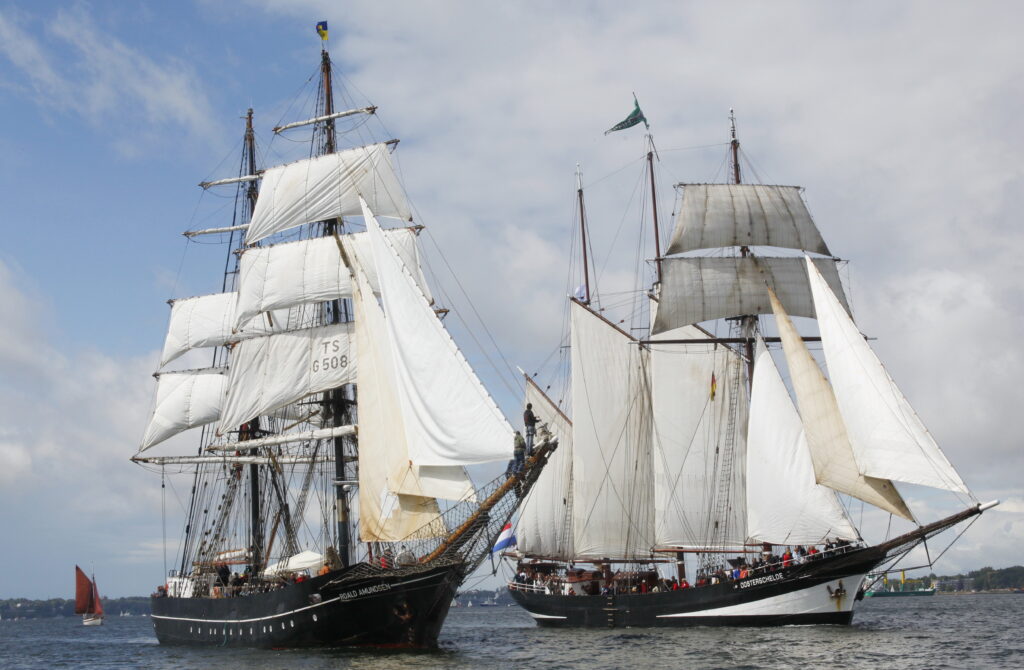 Die "Roald Amundsen" und die "Oosterschelde" gehören zur Flotte der Internationalen Sail-Trainings-Gesellschaft. Foto: Boehm/ S.T.A.G.