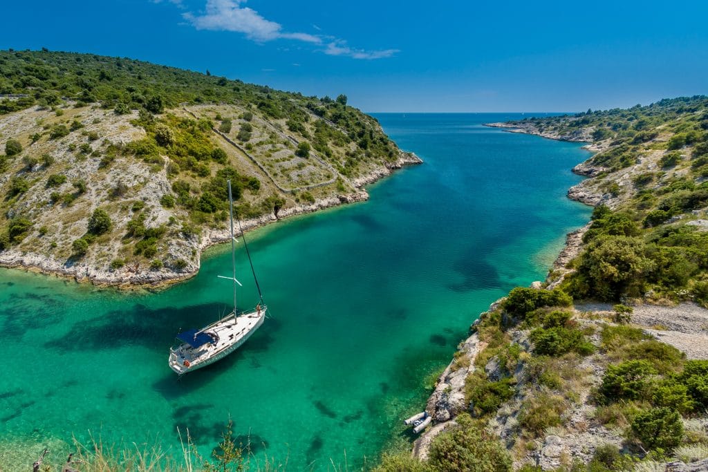 Traumziel Mittelmeer. Mit speziellem Wetterwissen wird der Törn entspannt. Foto: Sergii Gulenok
